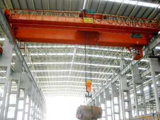 China Los edificios de acero industriales prefabricados Pre-dirigieron el edificio con las grúas dentro proveedor