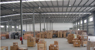 China Edificios de acero industriales prefabricados modificados para requisitos particulares Warehouse con los paneles de bocadillo proveedor