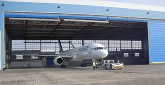 China Solos hangares de acero de los aviones de la bahía PEB con las puertas eléctricas del Rollo-para arriba proveedor