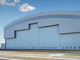 China Hangares de acero prefabricados de los aviones del sistema de techumbre de la curva con las puertas eléctricas de la diapositiva proveedor