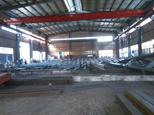 China Edificios de acero industriales de la estructura de acero pre dirigidos con el tejado Panles proveedor