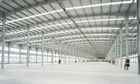 China Edificios ligeros resistentes a la corrosión del acero estructural del metal con el espacio enorme fábrica