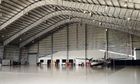 China Hangares de acero prefabricados modificados para requisitos particulares de los aviones con 26 tejas del acero del indicador fábrica